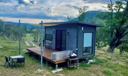 Brand new cabin with cliff views, hiking trails, heated spa, farm stay