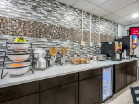 Red Roof Inn & Suites Wapakoneta Hotels in Auglaize County