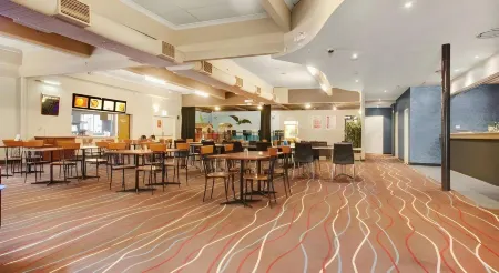 Gateshead Tavern & Motel Отели в г. Уорнерс Бэй