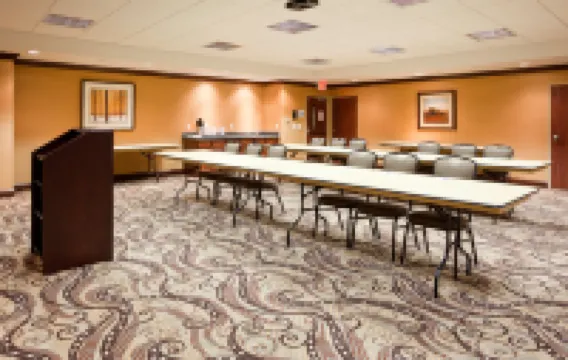 Holiday Inn Express & Suites MASON CITY by IHG Hôtels à : Mason City