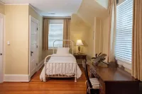 Historic Carriage House in Walkable Downtown Winston-Salem Các khách sạn gần University of North Carolina School of the Arts