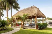 Premier Waterfront Room, Tiki Bar & Grill, Live Music, Pool, Gym, Kitchenette
