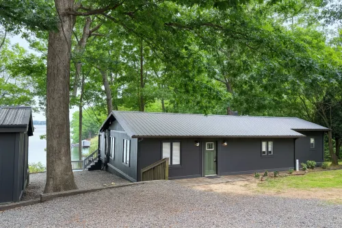 Scenic Lake View and Kayak Access - Breathtaking Lakeside Haven Hotel a Mountain Creek