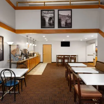 Super 8 by Wyndham Green Bay Near Stadium