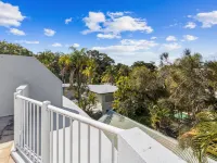 Spacious Esplanade Apartment with Rooftop Access