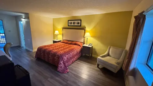 COUNTRY HOST INN Hotels in Franklin