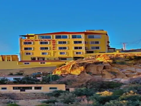 シャキラス ホテル Qasr al Bint周辺のホテル