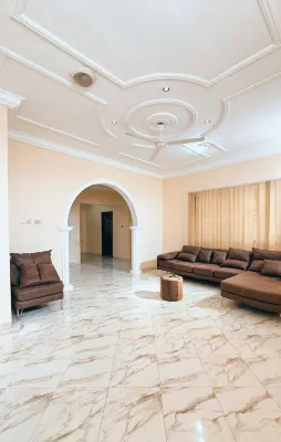 Entire First Floor With 3 En-suite Bedrooms - Хоумстей
