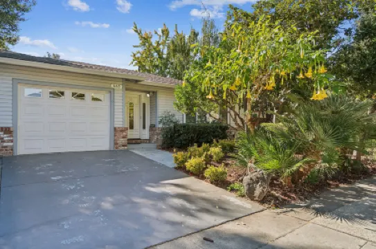 Spacious Mountain View Duplex In Prime Location 3 Bedroom Duplex