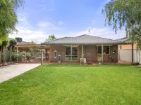 Charming 3-Bed Family Home with Amazing Garden Hotels in Werribee