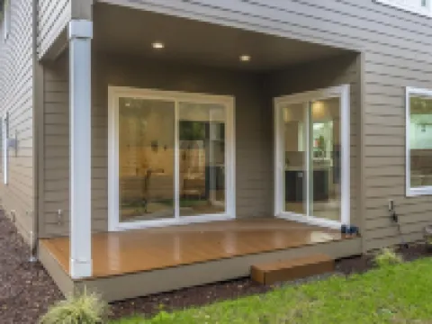 Brand New 5BR Home Fenced Yard Ample Parking Hoteles en Kent