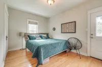 Brenham Rental w/ Deck & Yard < 1 Mi to Downtown! - WiFi