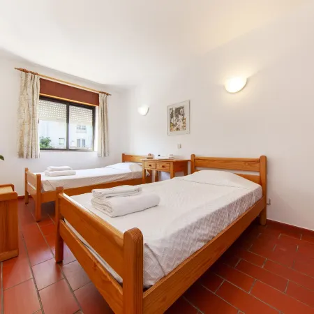 N 01 - Bedroom 1 in Amaro Sight Guesthouse Отели рядом с достопримечательностью «Пляж Луш»