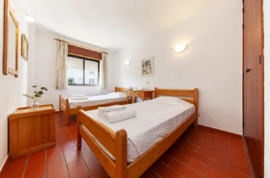 N 01 - Bedroom 1 in Amaro Sight Guesthouse Hotel berhampiran Pantai Luz