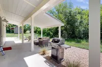 Eco-Chic Lake Somerville Area Farmhouse w/ Porch - chambre d’hôtes