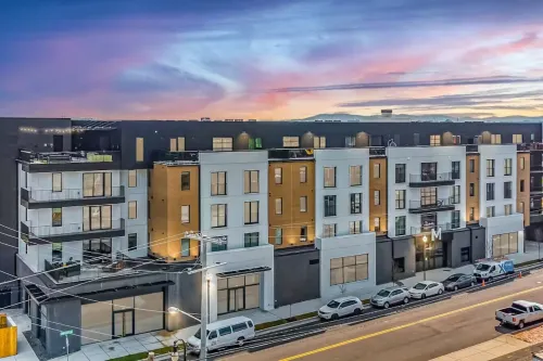 Nashville Oasis at The Muse: Modern 2BR With Balcony & Rooftop Views - Alojamientos
