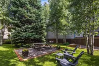 West End Walk to Lift 7 Hot Tub, Parking, Open Kitchen + Living Space 2 Bedroom Condo by RedAwning - 停車場