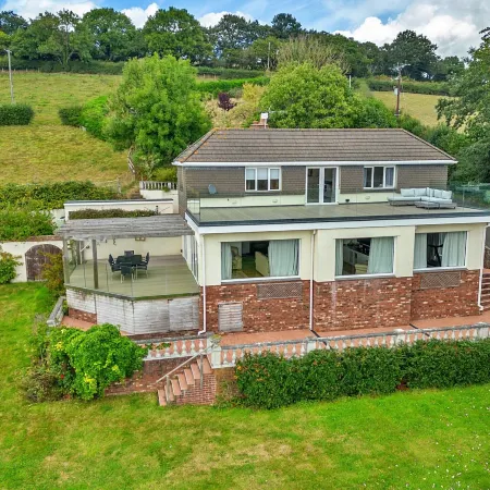 Cottage in Whitestone With Garden & Games Room