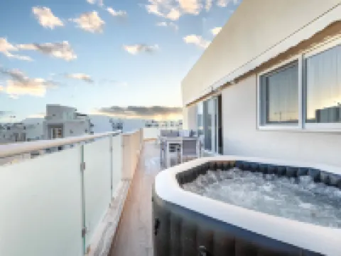 Luxury PH - Terrace & Jacuzzi & Sunbeds Hotéis em Hamrun
