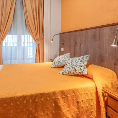 Hostal Edreira Hotels near بالاسيو دي كريستال