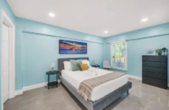 Seahorse Suites #5. Steps to Beach, Cafés , Shops!