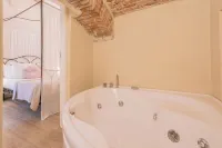 Romantic Escape City Centre - Jacuzzi Parking - مطابخ