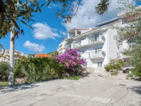 Apartments and Rooms Nikola Hotels in Duce