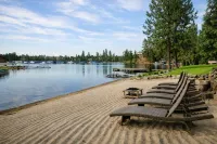 Waterfront Paradise Lodge: Private Dock, Pickleball, Volleyball, Fire Pit Nights