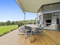 Scenic House With Private Yard & BBQ Area Hotels in Springbrook