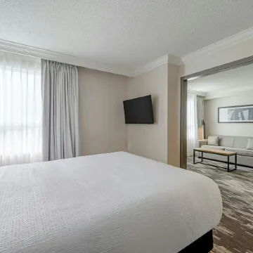 Sandman Signature Mississauga Hotel