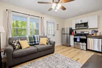 Cozy 1BR Cottage with Firepit Close to Downtown - balcony