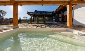 Gyeongju Ojae Hanok Pool Villa