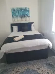 Modern 3‑Bedroom Home in Bury — Premium Mattresses • Blackout Blinds • Ensuite M - 3성급