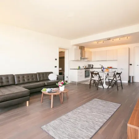 Penthouse-LakeView-AC-Private Garden