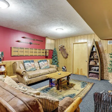 Family Escape in Crystal Mtn Resort! 13 Mi to Lake