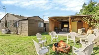 Walk to Beach & Shops Fireplace, Patio Dining & Firepit at Manzanita Ave