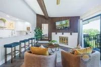Modern Lake Geneva Condo With Pool and Patio - 4-stjärniga