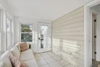 Oceanblock & Downtown Bethany - 2 bed / 1 bathroom with Private Sun Porch