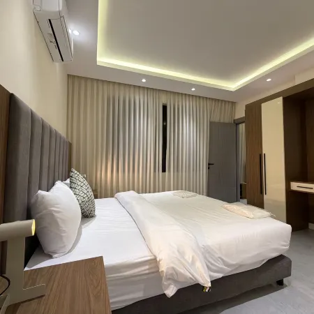 102 JRE apartment with stunning boulevard veiw