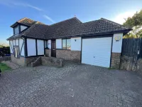 A Village Tranquil Modern Tudor House sea Views - Bungalows