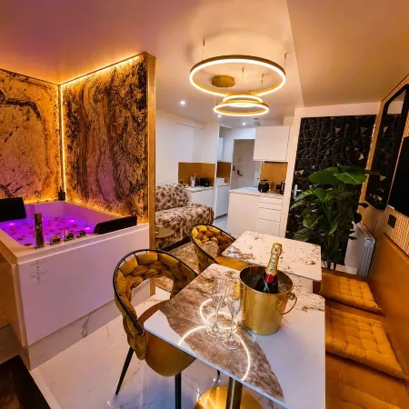Champs‑Elysées Loveroom & Spa