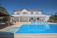 Papas Family Villa with Private Pool / Wheelchair Accessible - 2-Star
