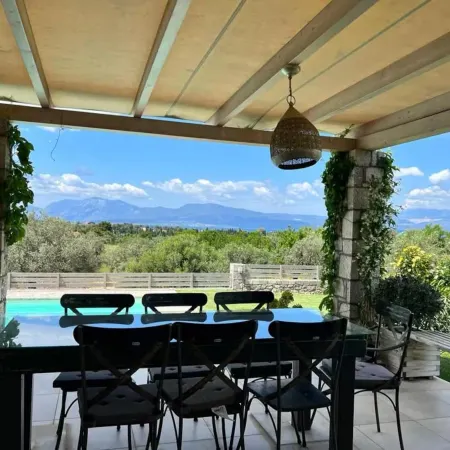 House Sleeps 6 With Private Pool