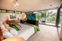 Exclusive Jacuzzi Suite - Ocean Views & Beach - 5-Star