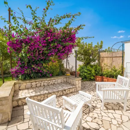 Villa Lisa with Huge Pool and Garden - Happy Rentals