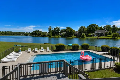 Luxury Lakeside Escape with Private Pool, Kayaks and Billiards – Masters Retreat - 4 stjerner