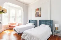 Newly Renovated Victorian House 1 train stop to SF and Parking - مطابخ