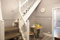 The Vacationers - Pvt Rooms with Shared Bath - Parking