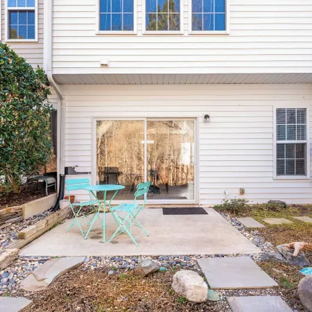 Modern 3-br Townhome w Private Backyard Near RTP Hotels in Cedar Fork