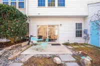 Modern 3-br Townhome w Private Backyard Near RTP -  Ferienhäuser